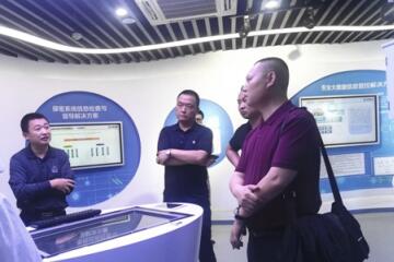 四川達州經(jīng)開(kāi)區黨工委委員、公安分局局長(cháng)劉保華一行赴遠望信息參觀(guān)考察