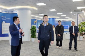 濱江區管委會(huì )副主任、副區長(cháng)佘堅一行來(lái)遠望信息考察指導工作